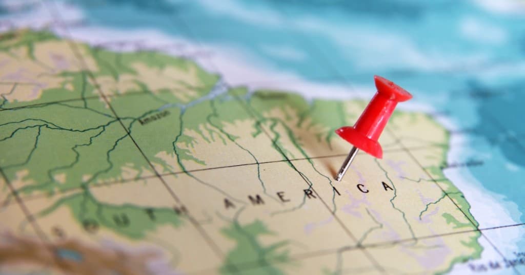 Chicago kent merkezinde ABD bayrağı ve tarihi gökdelen silüeti