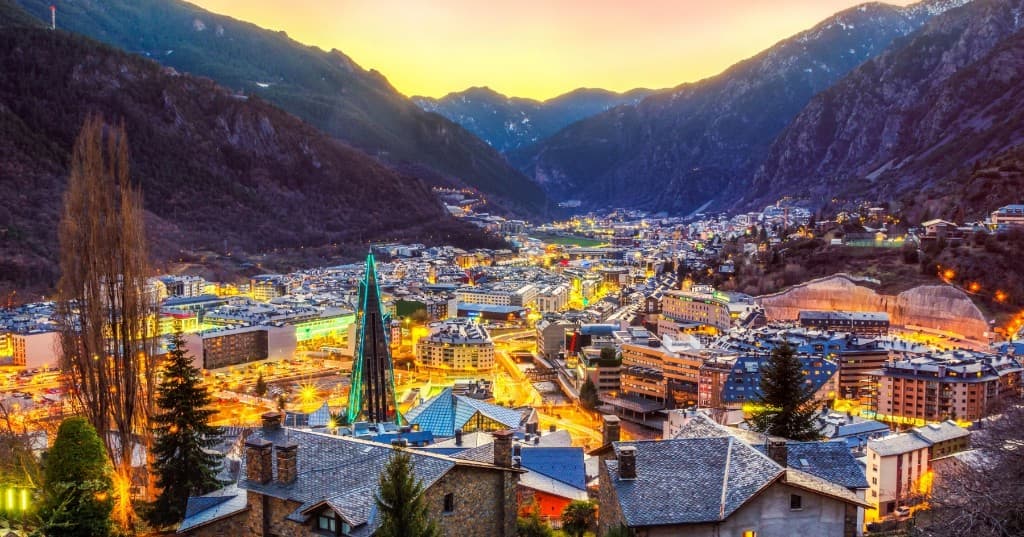 Andorra la Vella vadisi, akşam ışıkları ve dağ silueti