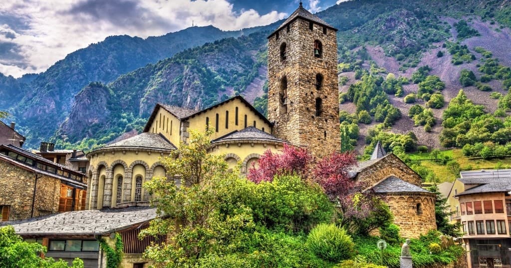 Romanesk kilise ve çevredeki dağlar