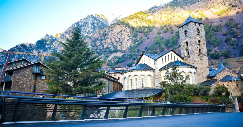 Sant Esteve kilisesi ve taş kule