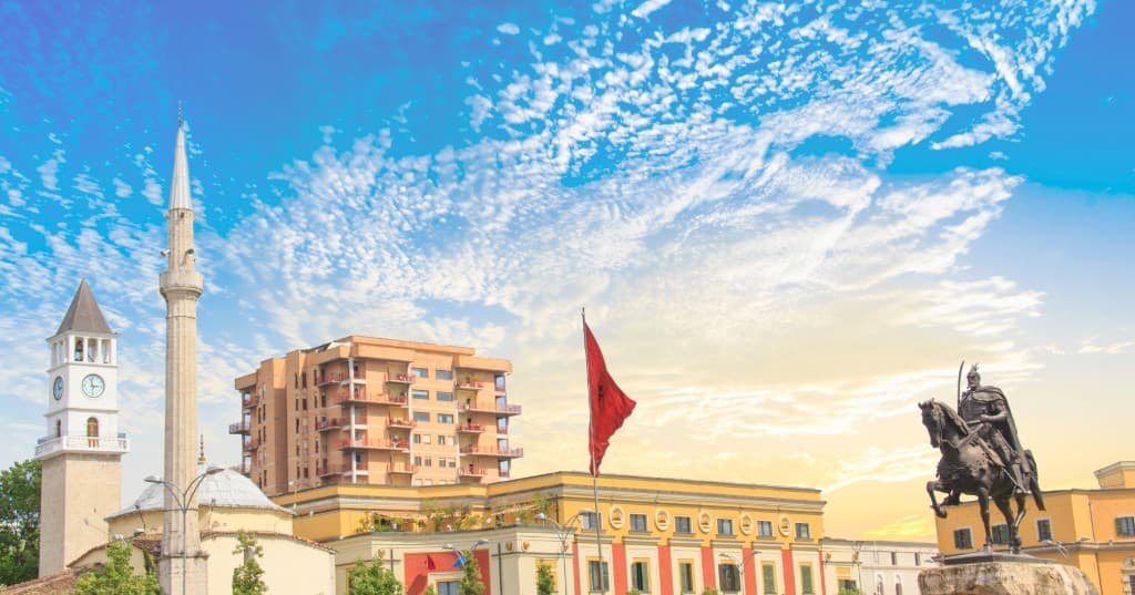 Tiran Skanderbeg Meydanı, saat kulesi, Et’hem Bey Camii ve İskender Bey heykeli