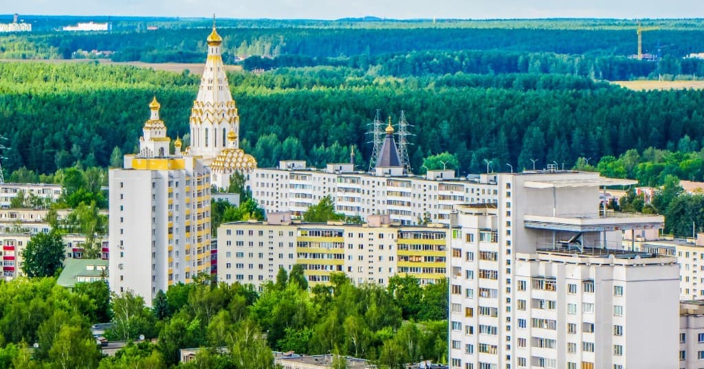 Minsk Tüm Azizler Kilisesi altın kubbeler ve konut blokları