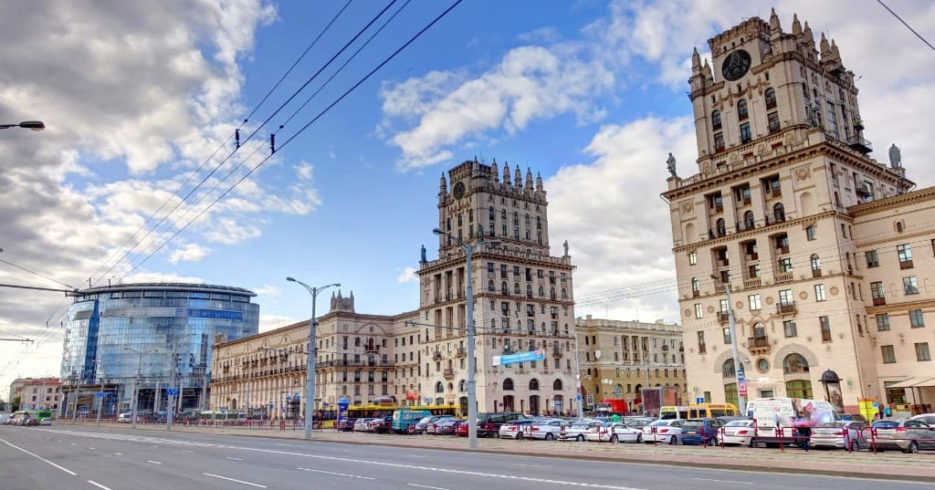 Minsk İstasyon Meydanı ve şehir kapıları kuleleri