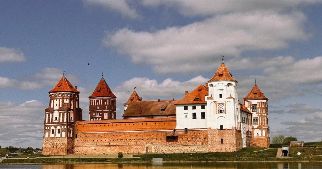 Mir Kalesi, kırmızı tuğla kuleler ve su yansıması, Belarus