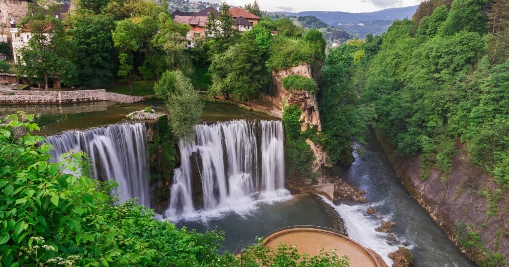 Jajce Pliva Şelalesi ve yeşil vadi