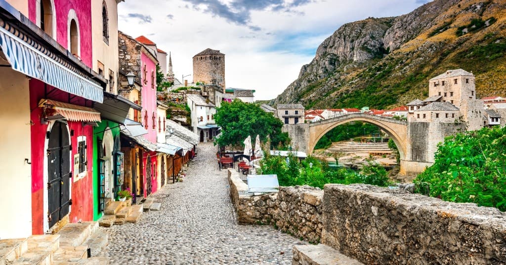 Mostar taş döşeli sokak ve Eski Köprü’ye doğru bakış