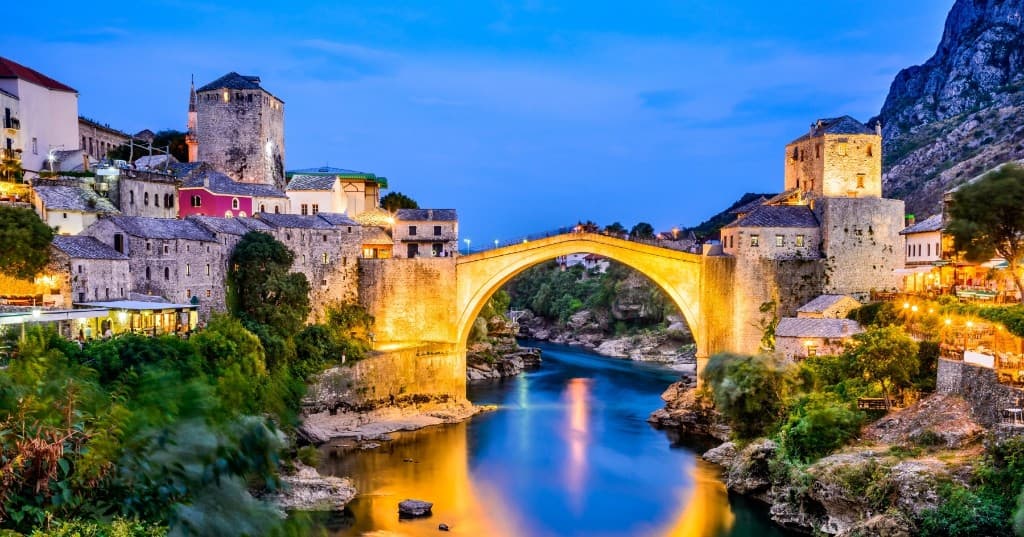 Mostar Eski Köprü (Stari Most) ve Neretva Nehri, mavi saat aydınlatması