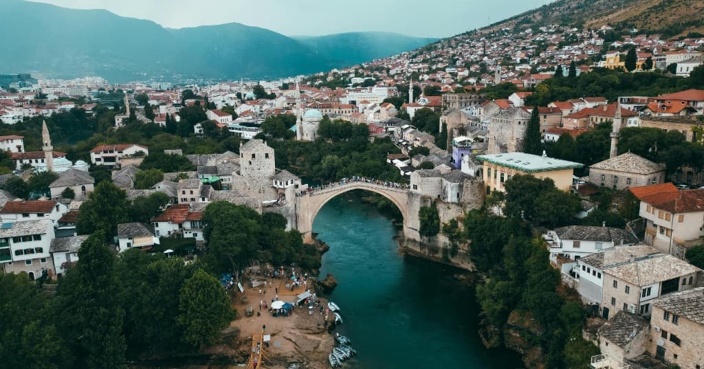 Mostar Eski Köprü ve Neretva üzerinden yüksek açılı şehir manzarası