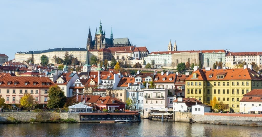 Prag: Vltava nehri, Malá Strana kırmızı çatıları ve tepedeki Prag Kalesi ile Aziz Vitus Katedrali.