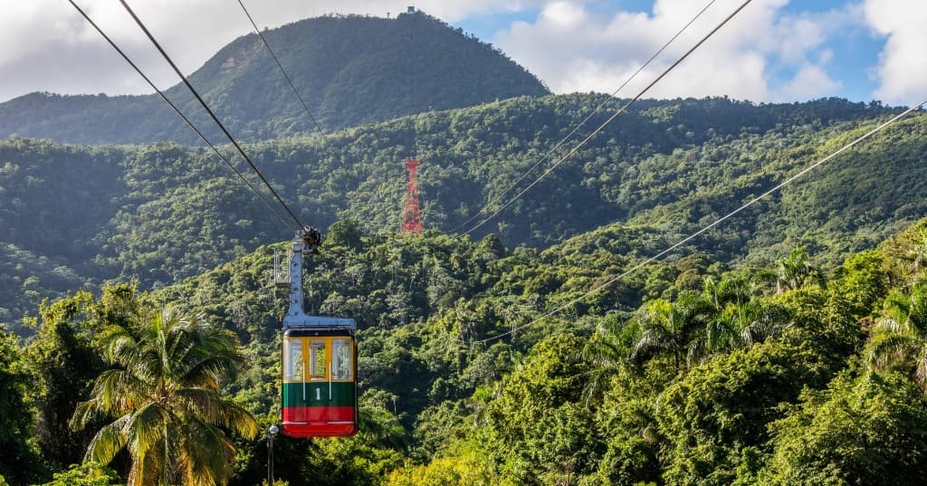 Puerto Plata teleferik kabini ve yeşil dağ silueti
