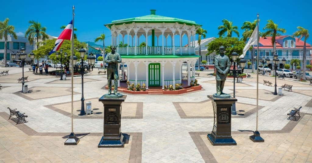 Puerto Plata merkez meydanı, glorieta ve Dominik bayrağı