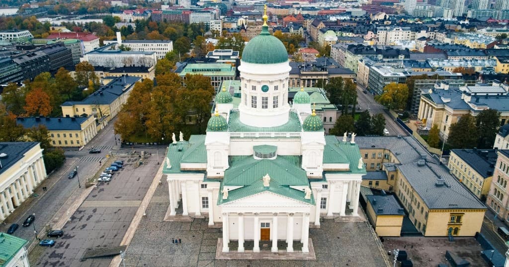 Helsinki Senato Meydanı ve beyaz Helsinki Katedrali, kuşbakışı