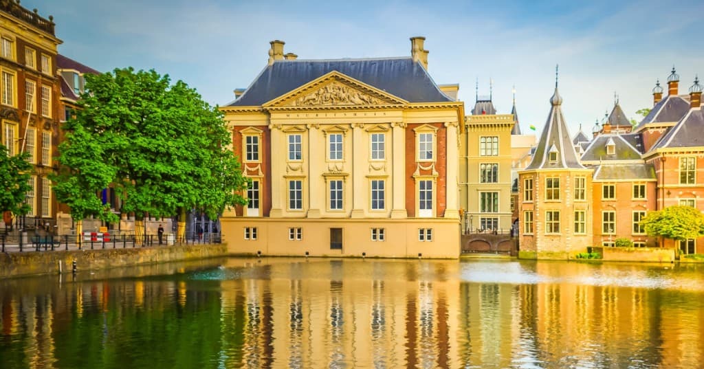 Lahey’de Hofvijver gölü kenarında Mauritshuis ve Binnenhof yansıması.
