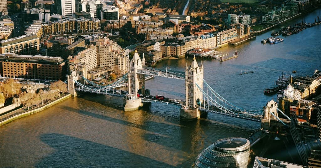 Londra Tower Bridge ve Thames nehri, kuşbakışı
