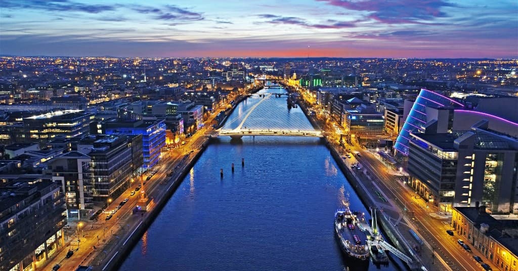 Dublin Liffey nehri, Samuel Beckett Köprüsü ve Docklands alacakaranlığı