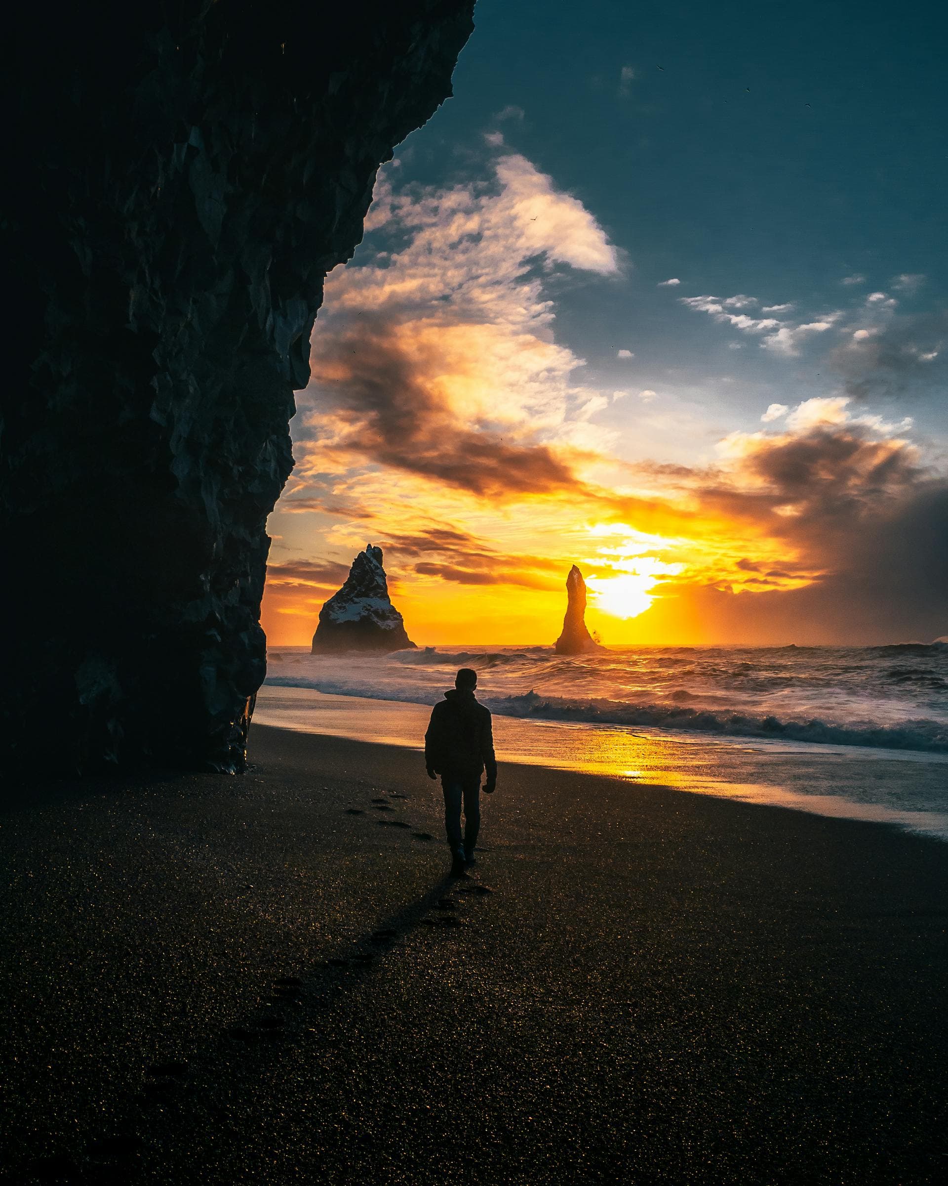 Madrid Plaza Mayor çevresinde tarihi binalar ve şehir meydanı.