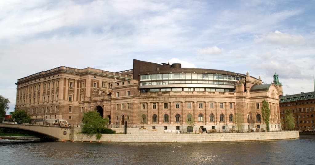 Stockholm Helgeandsholmen’de Riksdag (İsveç parlamentosu) ve su kenarı mimarisi.
