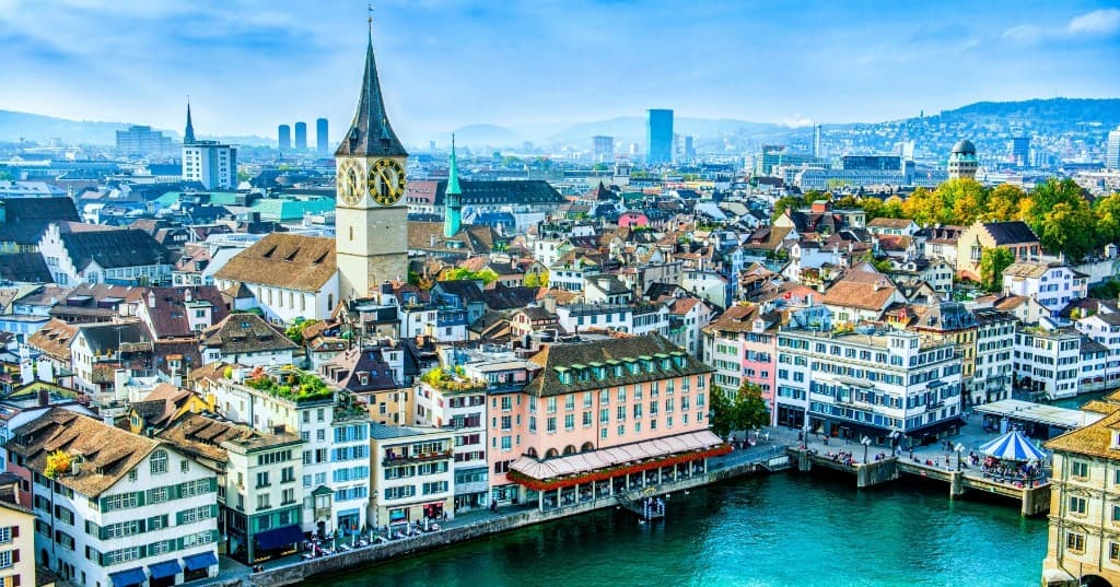 Zürih Limmat Nehri, eski şehir kırmızı çatılar ve St. Peter kulesi