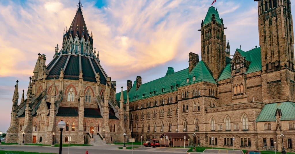 Ottawa Kanada Parlamentosu — Kitaplık ve Centre Block, gün batımı ışığında