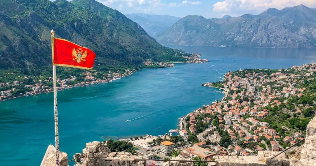 Kotor Körfezi, Karadağ bayrağı ve kale surlarından panoramik manzara