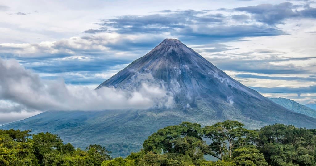 Arenal Yanardağı ve yağmur ormanı gövdeleri üzerinde sis