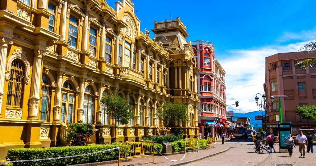 San José tarihi caddesi, sarı cepheli yapı ve şehir yaşamı
