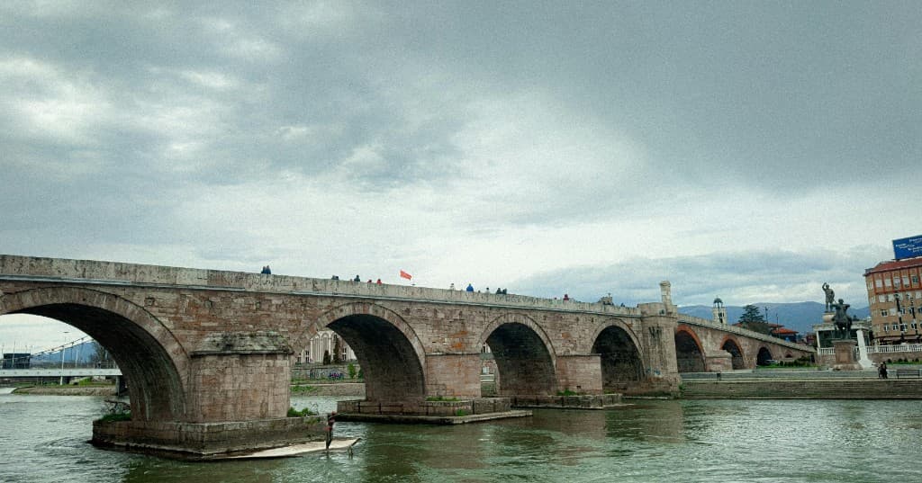 Üsküp taş köprü ve Vardar Nehri — başkent simgesi