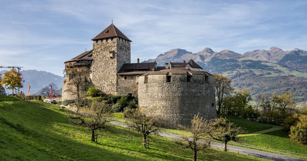 Vaduz Şatosu, Alp zirveleri ve yamaçta sonbahar ağaçları