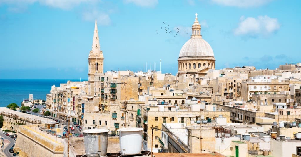 Valletta panoraması; Mount Carmel Bazilikası kubbesi ve St Paul Pro-Katedrali kulesi, Akdeniz — Malta rehberi
