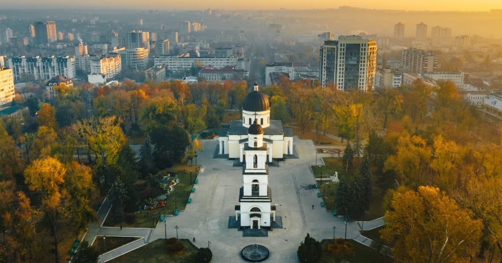 Kişinev Doğum Katedrali, çan kulesi ve sonbahar parkı