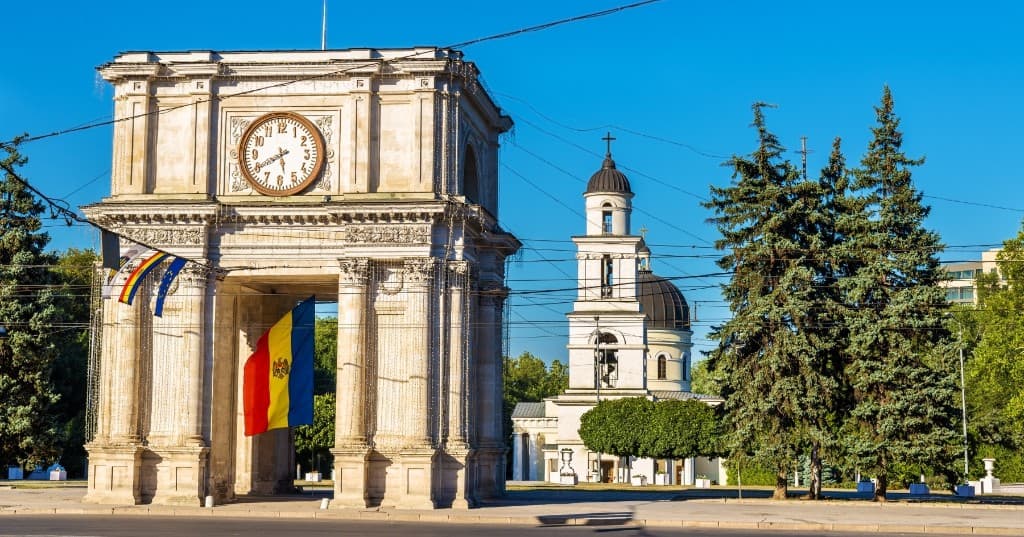 Kişinev Zafer Takı ve Moldova bayrağı, katedral çan kulesi