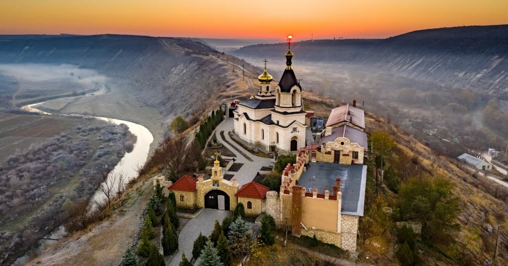 Orheiul Vechi manastır kompleksi, sisli vadi ve gün doğumu, Moldova