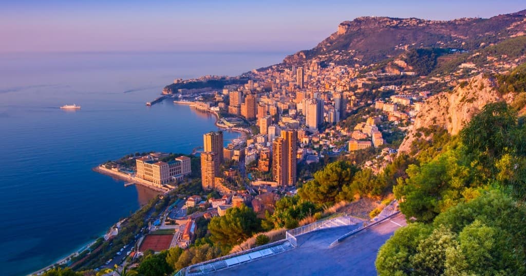 Monako ve Akdeniz kıyısı, gün batımında panoramik manzara