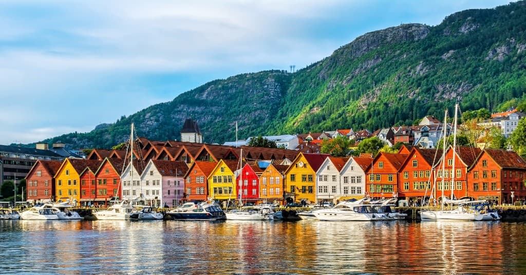 Bergen Bryggen tarihi ahşap han binaları, liman ve tekneler