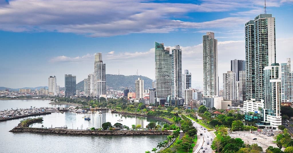 Panama City kıyı şeridi, gökdelenler ve koy üzerinden kuşbakışı