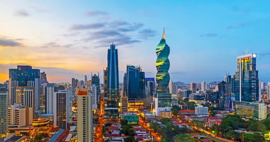 Panama City gece çöküşü, aydınlatılmış gökdelenler ve ana bulvar