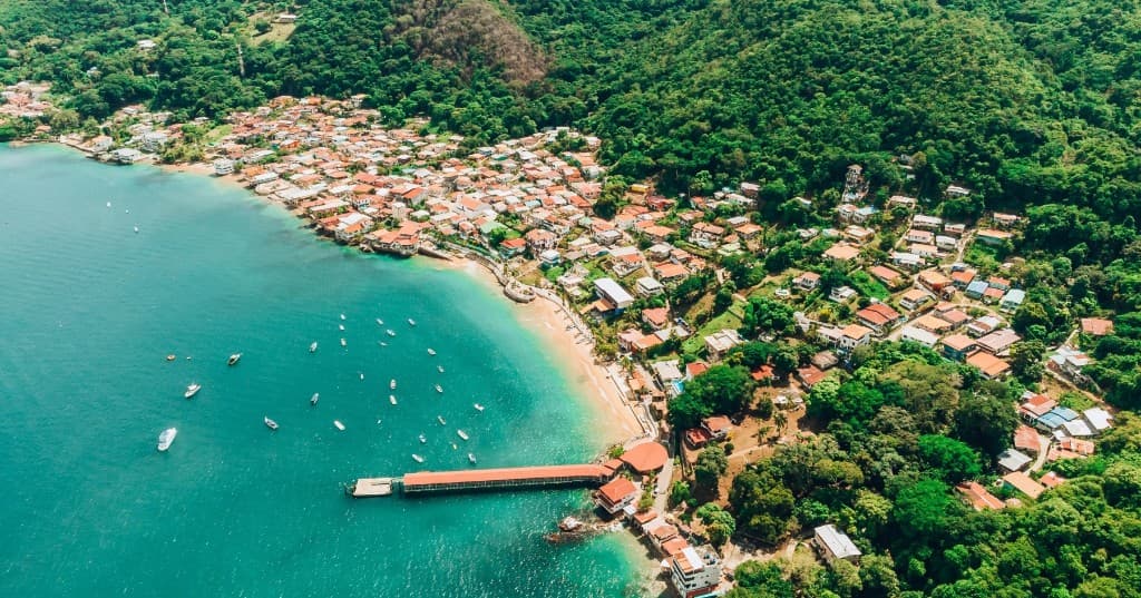 Tropik kıyı kasabası, iskele ve turkuaz deniz