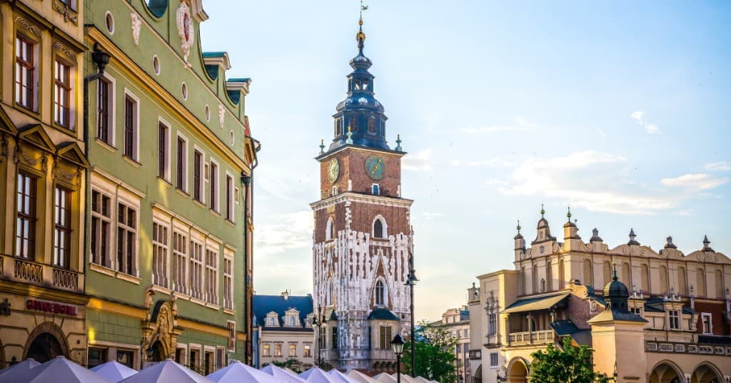 Kraków Rynek Główny’de Belediye Kulesi (Wieża Ratuszowa), Sukiennice cephesi ve tarihi ev sıraları.