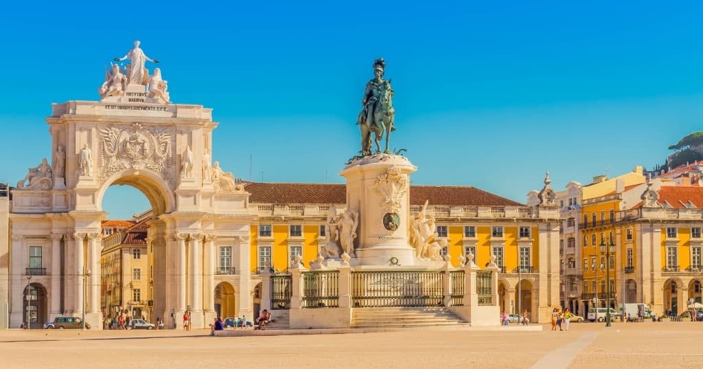 Lizbon Praça do Comércio, Arco da Rua Augusta ve karedeki anıtlar