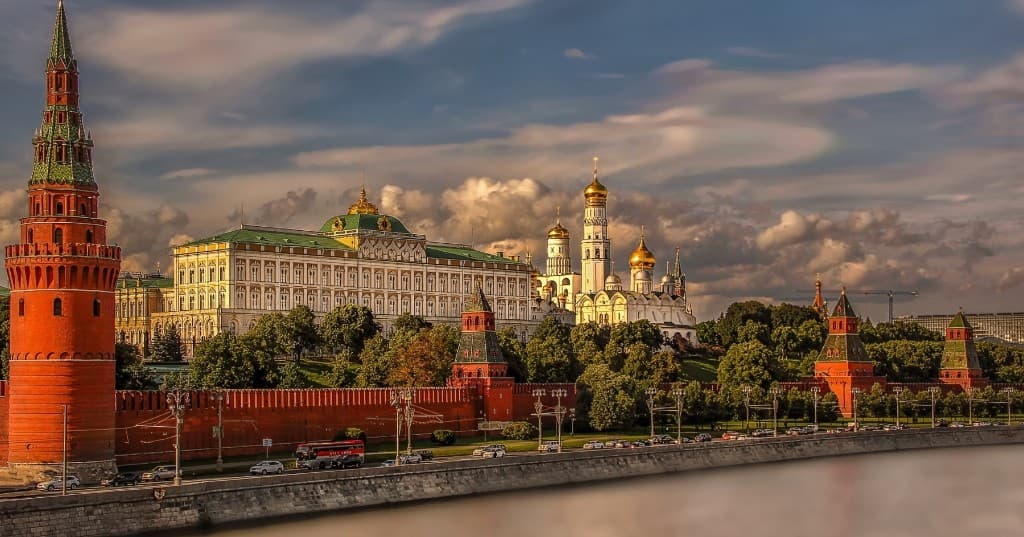 Moskova Kremlin surları, altın kubbeler ve Moskova Nehri, gün batımı