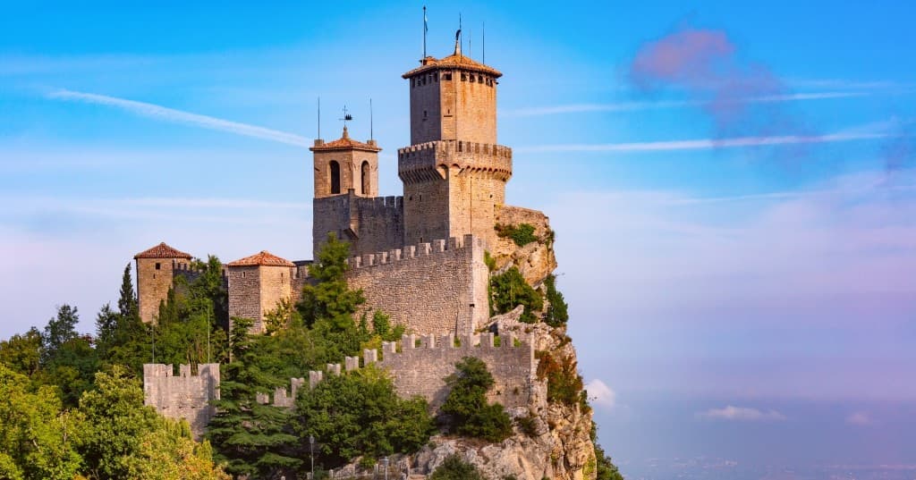 Monte Titano üzerinde Guaita kulesi ve taş surlar