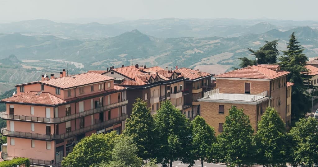 Kırmızı kiremit çatılı binalar ve tepeler üzerinde konut dokusu
