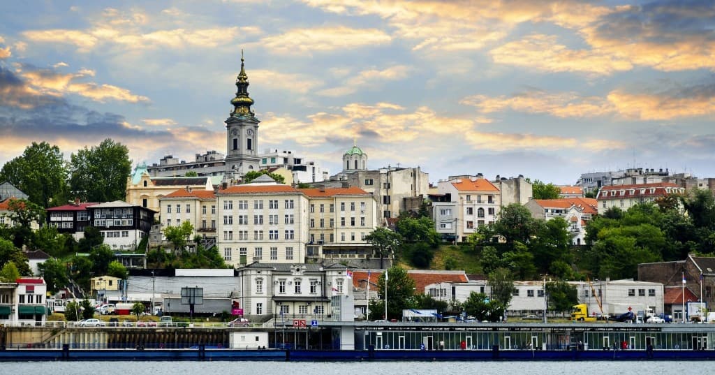 Sava kıyısından Belgrad Stari Grad ve Saborna kilise silüeti