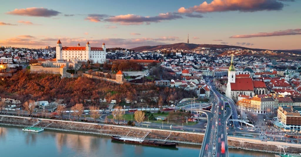 Bratislava Kalesi, Duna ve Most SNP köprüsü, gün batımı