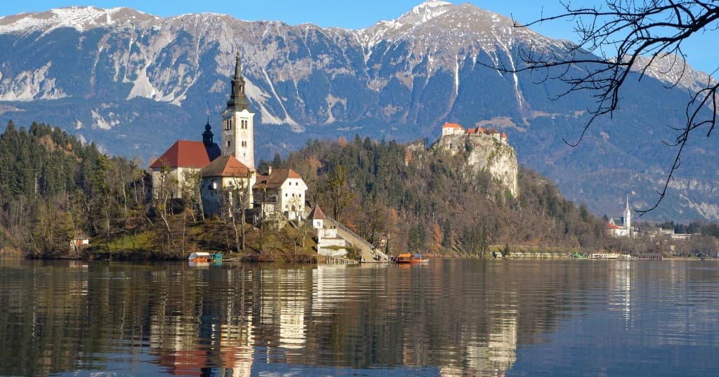 Bled Gölü, adadaki kilise ve Ulu Alp zirveleri, Slovenya