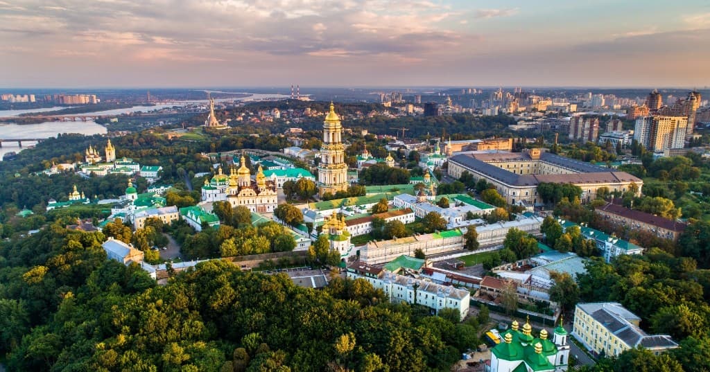 Kyiv Pechersk Lavra, altın kubbeler ve Dnieper üzerinde gün batımı